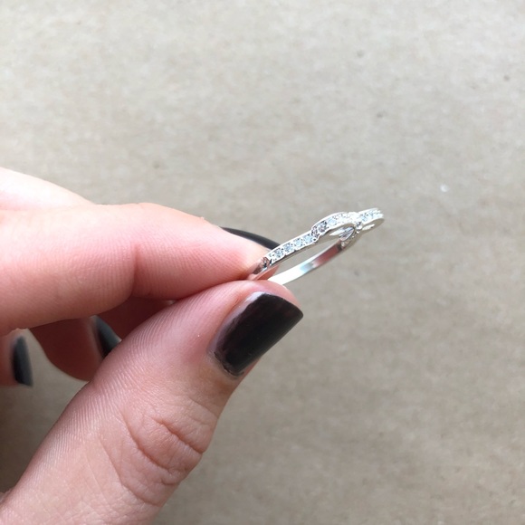 Delicate silver bow ring with crystals - Picture 2 of 2